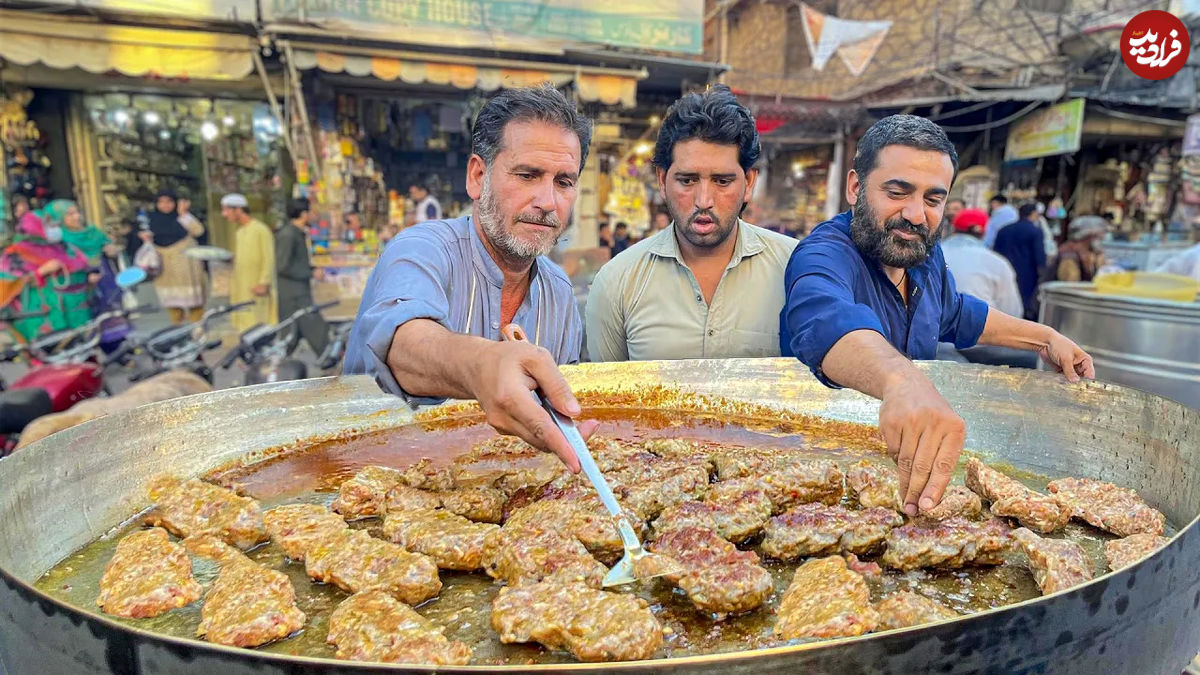 (ویدئو) غذای خیابانی در پاکستان؛ پخت کباب تابه ای معروف به گولا کباب