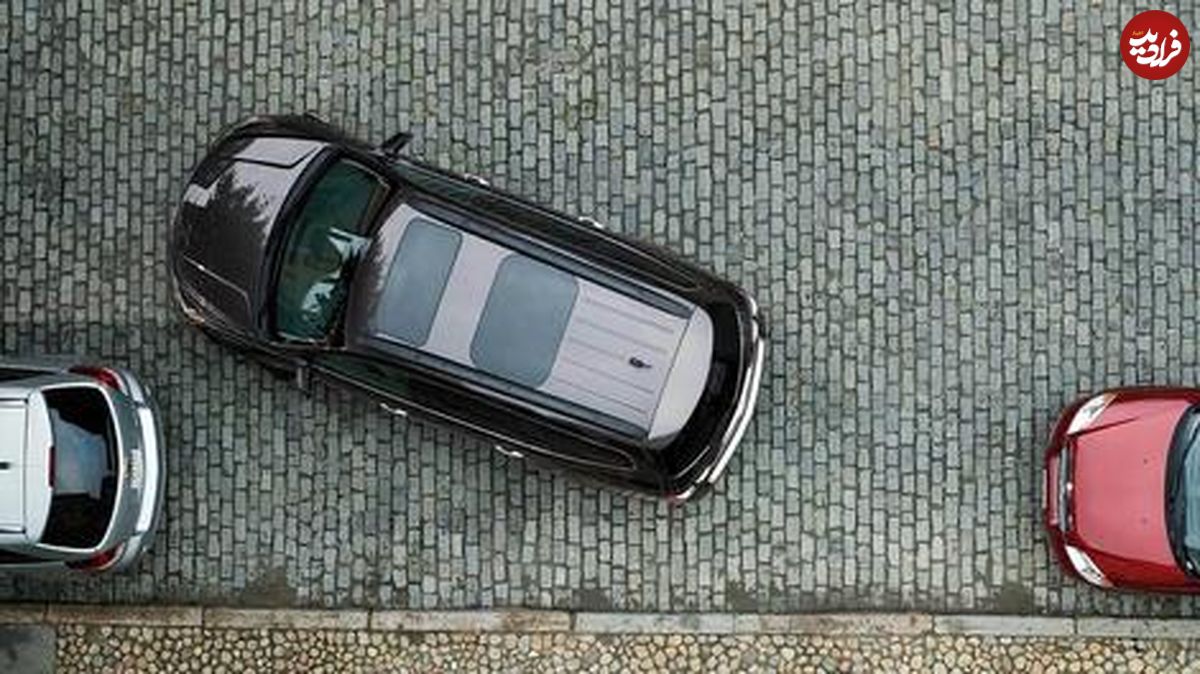 ( ویدیو) پارک کردن عجیب یک خودرو روی ماشین‌های دیگر 