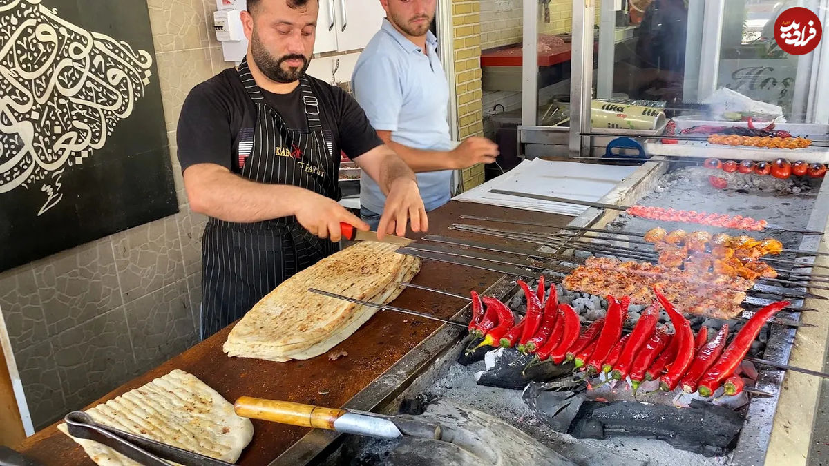 (ویدئو) غذای خیابانی در ترکیه؛ پخت کباب کوبیده، چنجه و جوجه در استانبول 
