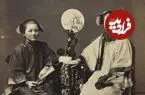 عکس| سفر زمان؛ دو زن جوان چینی در حال تریاک کشیدن؛ سال 1299 شمسی