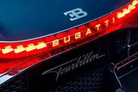 قدرتمندترین خودروی جهان در برف گیر کرد!؛ بوگاتی از نفس افتاد