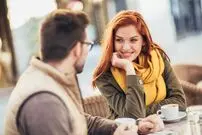 این نشانه ها می گوید یک زن عاشق شما شده است
