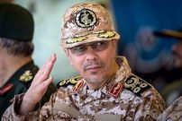 عکس؛ سفر به تاریخ؛ «سرلشکر باقری» 20 ساله در حال خواندن دعا در جبهه