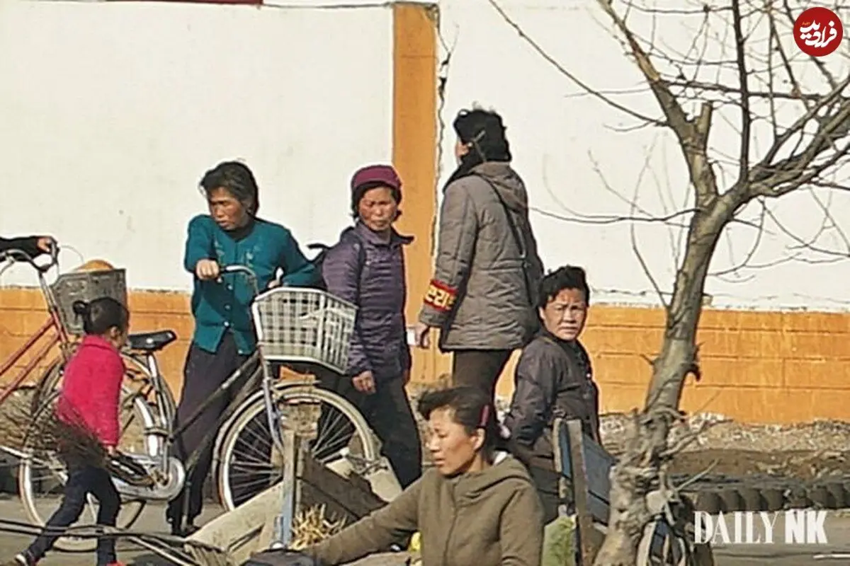 فخرفروشی با کاپشن‌های تقلبی در کره شمالی؛ قیمت یک کاپشن معادل ۷۵۰ کیلو برنج!