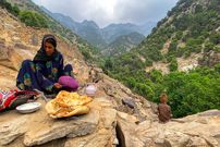 ببینید؛ غذای روستایی در افغانستان؛ پخت نان سنتی و تهیه پنیر توسط مادربزرگ 83 ساله