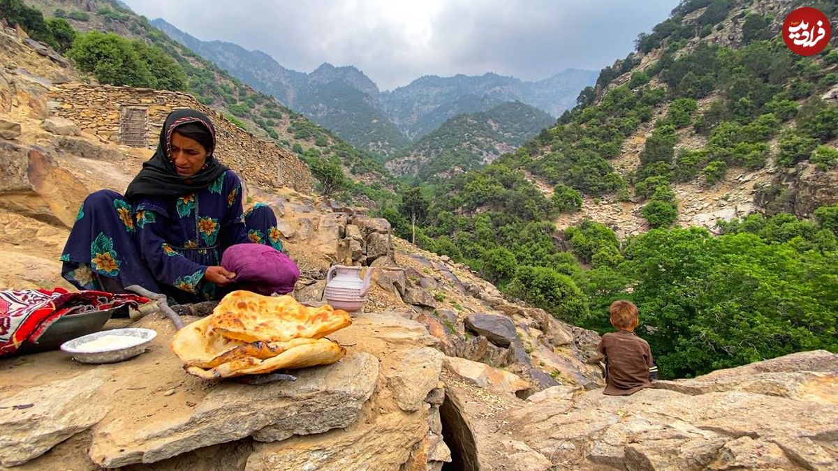 ببینید؛ غذای روستایی در افغانستان؛ پخت نان سنتی و تهیه پنیر توسط مادربزرگ 83 ساله