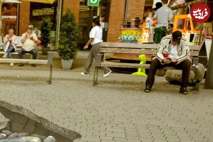 عکس؛ هنر خیابانی؛ شاهکار خلاقانۀ هنرمندی که «گرگ‌های خاکستری» را از «سنگفرش پیاده‌رو» بیرون آورده است