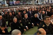 عکس؛ سفر به ایران قدیم؛ ۱۳۵۹؛ مسئولین در صف نماز جمعه