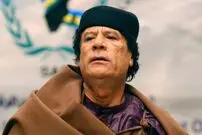 عکس| سفر زمان؛ «سرهنگ قذافی» سوار بر یک ژیان و در حال سلام کردن به یک پسربچه؛ سال 1352