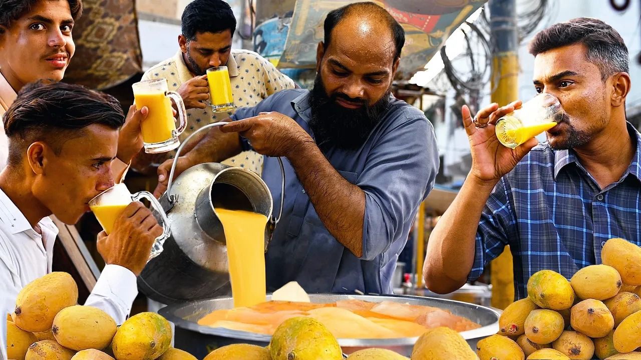 (ویدئو) خوراکی خیابانی؛ روند تهیه میلک شیک انبه یخی محبوب پاکستانی‌ها توسط یک فروشنده 