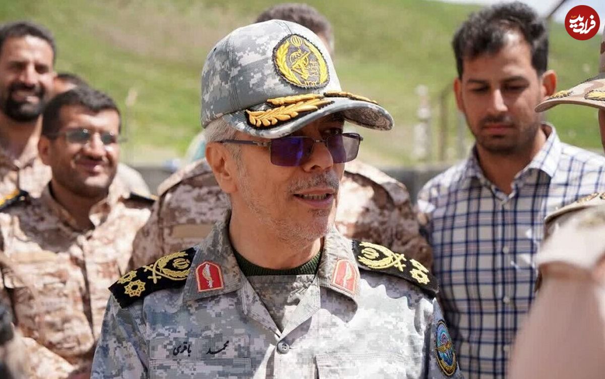 عکس؛ سفر به تاریخ؛ «سرلشکر باقری» چند ساعت قبل از شهادت در یک پایگاه مرزی
