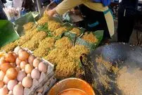 ببینید| غذای خیابانی در اندونزی؛ نودل سرخ شده با نیمرو در جاکارتا