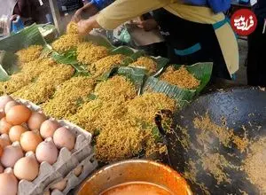 ببینید| غذای خیابانی در اندونزی؛ نودل سرخ شده با نیمرو در جاکارتا