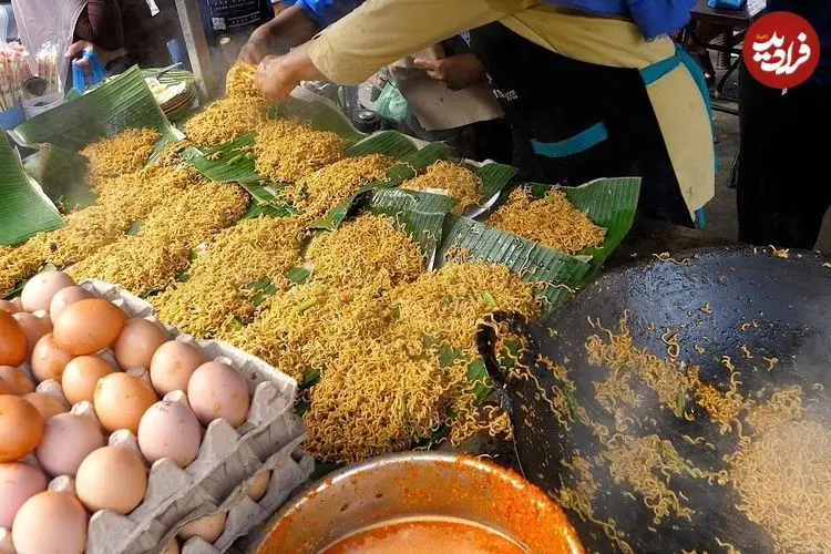 ببینید| غذای خیابانی در اندونزی؛ نودل سرخ شده با نیمرو در جاکارتا