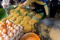 ببینید| غذای خیابانی در اندونزی؛ نودل سرخ شده با نیمرو در جاکارتا
