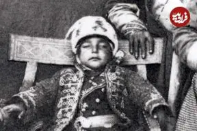 عکس| سفر زمان؛ شازدۀ خردسال قاجاری و کودکان خدمتکارش