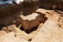تابوت سنگی دست‌نخورده بعد از 1500 سال از عمق 3 متری زمین بیرون آمد