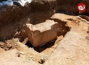تابوت سنگی دست‌نخورده بعد از 1500 سال از عمق 3 متری زمین بیرون آمد