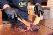 ببینید| غذای خیابانی در امارات؛ پخت برگر با استیک دودی و سیب زمینی در دوبی 