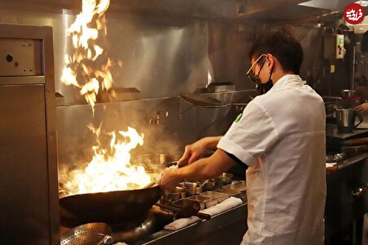 ( ویدیو) پخت عجیب‌ترین همبرگر تاریخ توسط آشپز ایرانی؛ برنج کبابی و گوشت روی منقل!