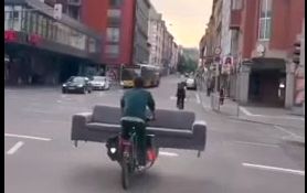 ( ویدیو) حمل باورنکردنی یک کاناپه با دوچرخه در خیابان