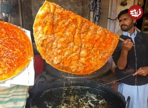 (ویدئو) غذای خیابانی در لاهور؛ تهیه و پخت کاتلاما، پیتزای محبوب پاکستانی ها