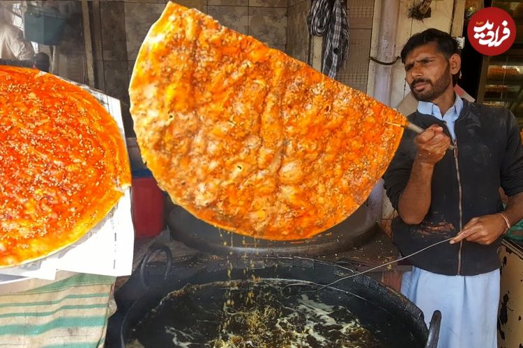 (ویدئو) غذای خیابانی در لاهور؛ تهیه و پخت کاتلاما، پیتزای محبوب پاکستانی ها