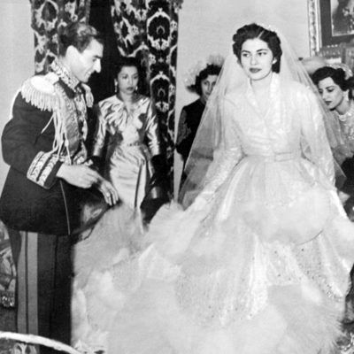 (عکس) توزیع گسترده عکس عروسی شاه و ثریا در کشور