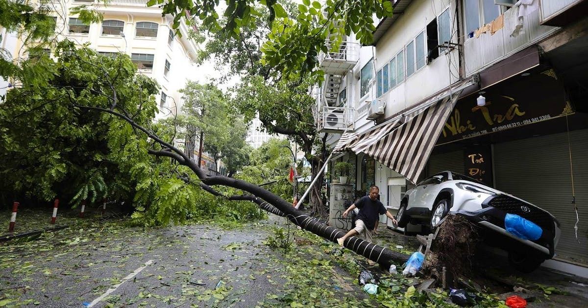 (ویدئو) تلاش کارمندان یک هتل برای در امان ماندن از طوفان