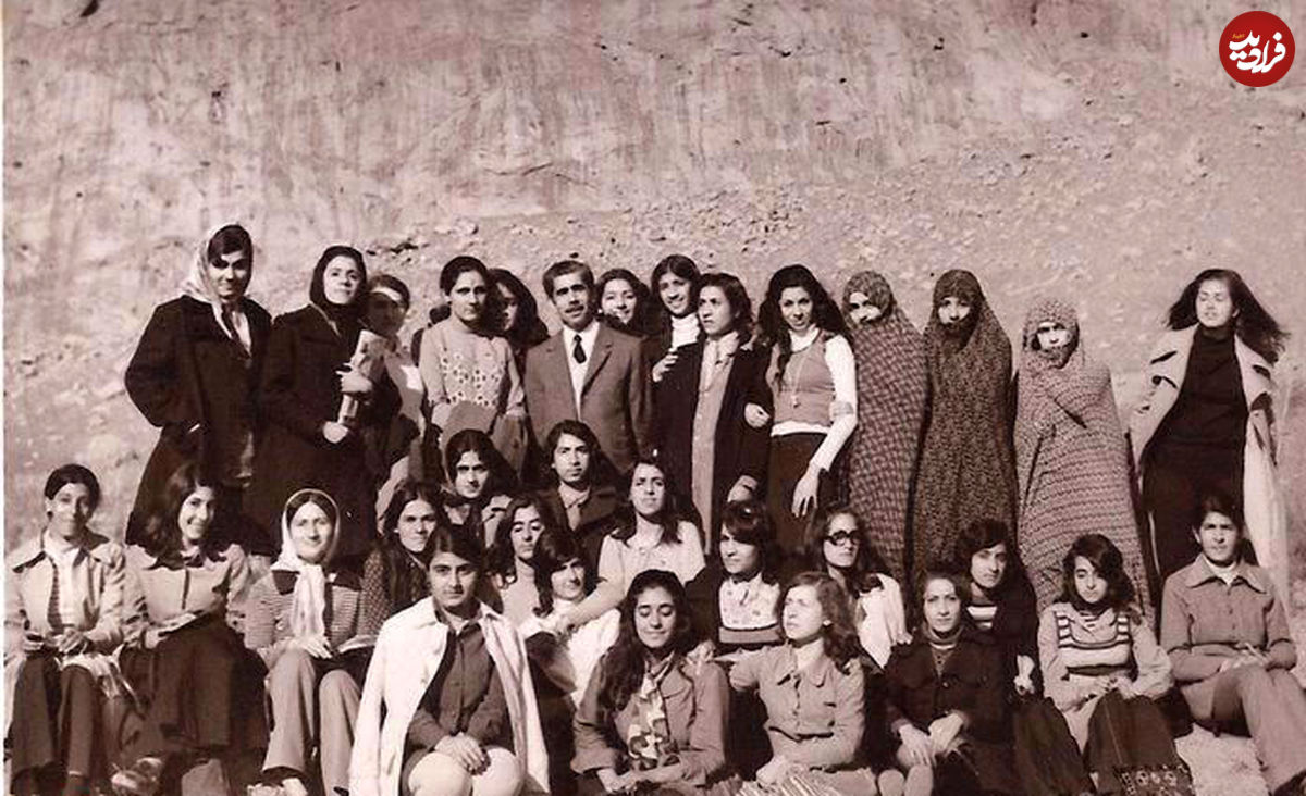 (عکس) سفر به تهران قدیم؛ این دختران تهرانی گروه ضربت تشکیل دادند