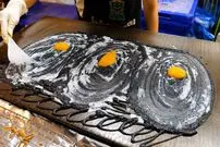 ببینید| غذای خیابانی در تایلند؛ تهیه پنکیک تخم مرغ و پنیر در بانکوک