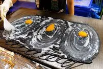 ببینید| غذای خیابانی در تایلند؛ تهیه پنکیک تخم مرغ و پنیر در بانکوک