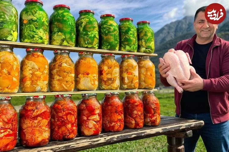 ببینید| غذای روستایی در آذربایجان؛ پخت مرغ در ظروف شیشه ای در کوهستان