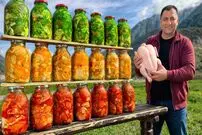 ببینید| غذای روستایی در آذربایجان؛ پخت مرغ در ظروف شیشه ای در کوهستان