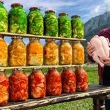 ببینید| غذای روستایی در آذربایجان؛ پخت مرغ در ظروف شیشه ای در کوهستان