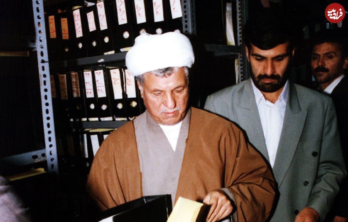 عکس؛ سفر در زمان؛ «هاشمی رفسنجانی با لباس نظامی در کنار نوه هایش»؛ دهه 60