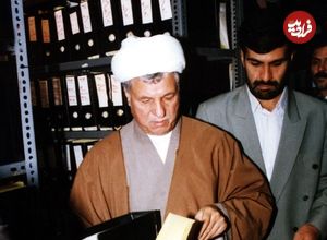 عکس؛ سفر در زمان؛ «هاشمی رفسنجانی با لباس نظامی در کنار نوه هایش»؛ دهه 60