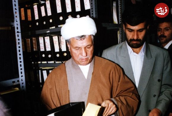 عکس؛ سفر در زمان؛ «هاشمی رفسنجانی با لباس نظامی در کنار نوه هایش»؛ دهه 60