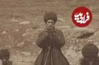 عکس| سفر زمان؛ نماز خواندن اعضای یک کاروان در شمال ایران در دوران قاجار