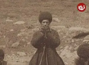 عکس| سفر زمان؛ نماز خواندن اعضای یک کاروان در شمال ایران در دوران قاجار