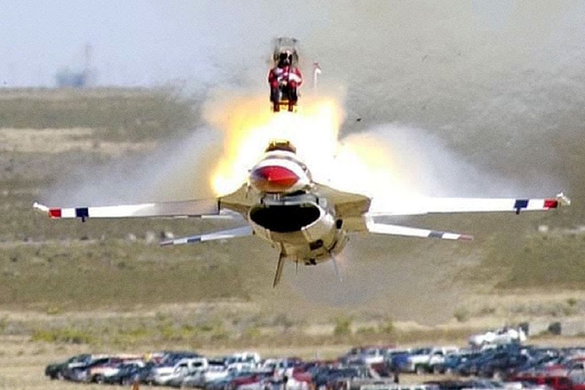 (ویدئو) اجکت دیرهنگام خلبان اف 16 پس از منفجر شدن هولناک جنگنده