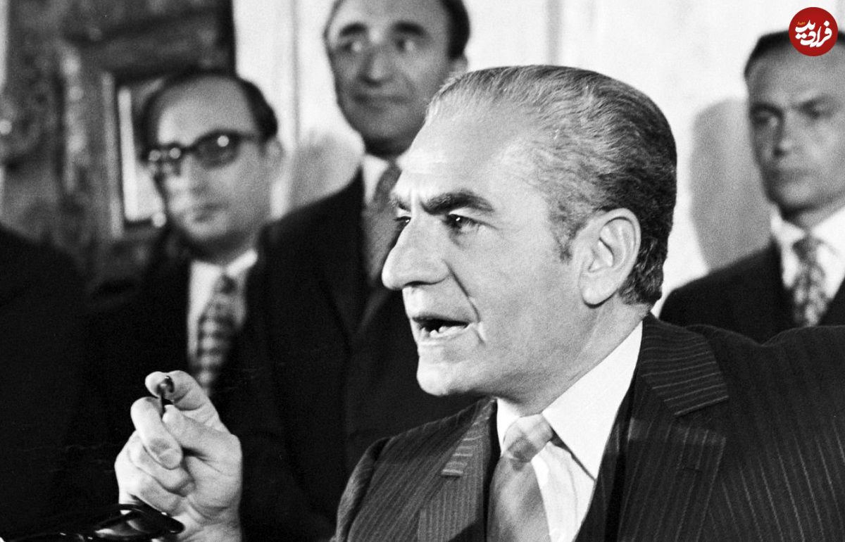 عکس؛ سفر در زمان؛ «محمدرضا پهلوی» در حال قدم زدن در زوریخ سوئیس؛ سال 1348