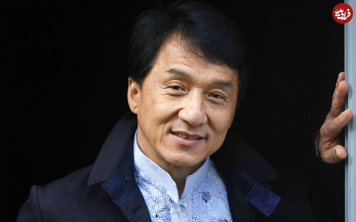 عکس| سفر در زمان؛ «جکی چان» بعد دریافت دکتری افتخاری در دانشگاه باپتیست؛ سال 1374