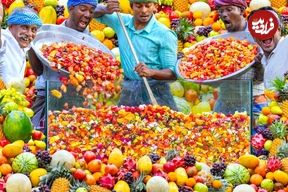 ببینید؛ غذای خیابانی در هند؛ تهیه یک دسر با سیب، هندوانه، توت‌، کیوی، انبه، پاپایا و جک‌فروت 
