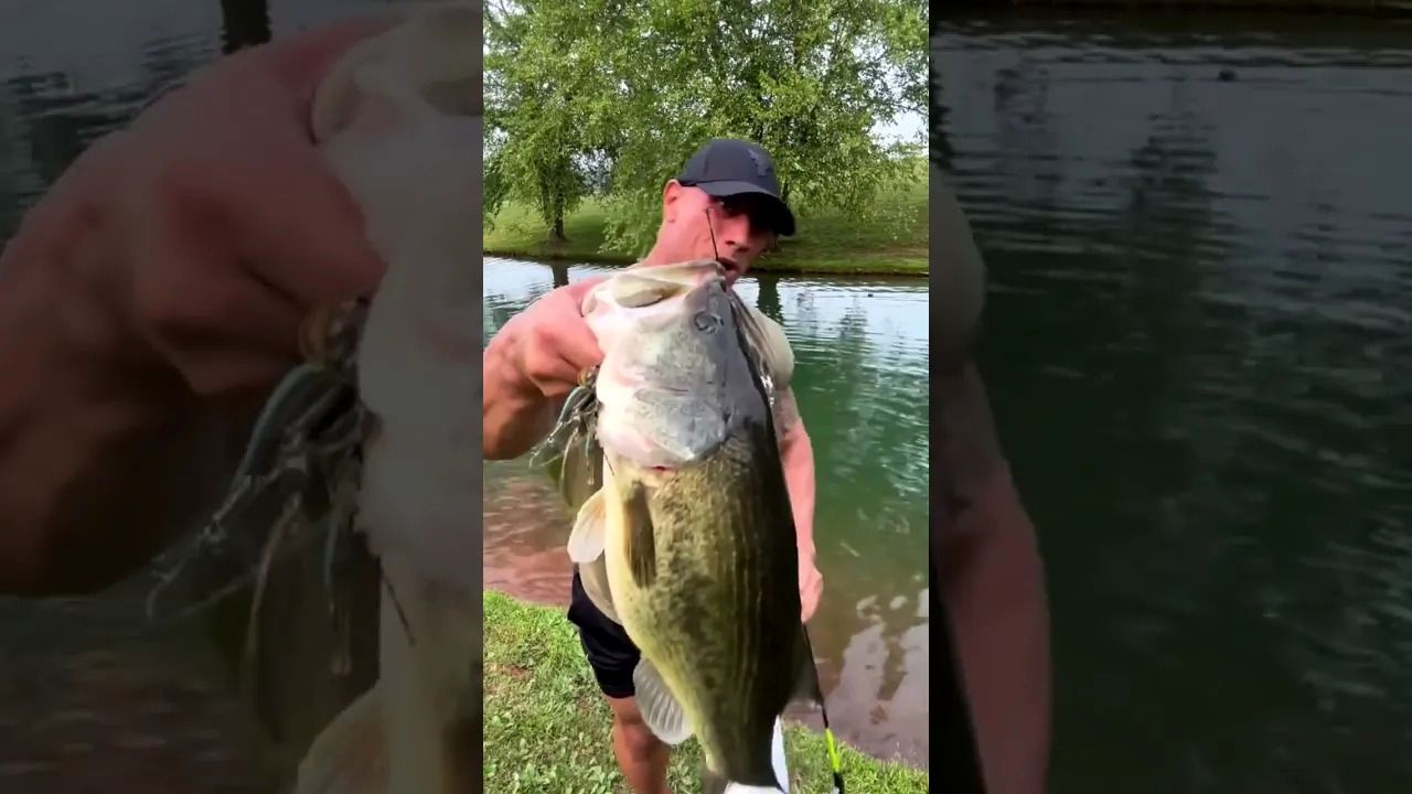 (ویدئو) ماهی بزرگی که دوئین جانسون (راک)، بازیگر مشهور در رودخانه صید کرد!