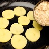 ببینید؛ طرز تهیه یک شام جدید با یک عدد سیب زمینی و یک عدد تن ماهی 