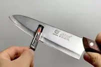 (ویدئو) روشی درخشان و جدید برای تیز کردن چاقو با باتری 1.5 ولتی