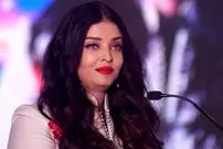 عکس| سفر در زمان؛ «آیشواریا رای» در حال بازدید از یک مدرسه‌ای در بمبئی؛ سال 1384