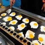 ببینید| غذای خیابانی در تایوان؛ نودل با استیک مرغ، گوشت و تخم مرغ در تایپه