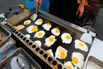 ببینید| غذای خیابانی در تایوان؛ نودل با استیک مرغ، گوشت و تخم مرغ در تایپه